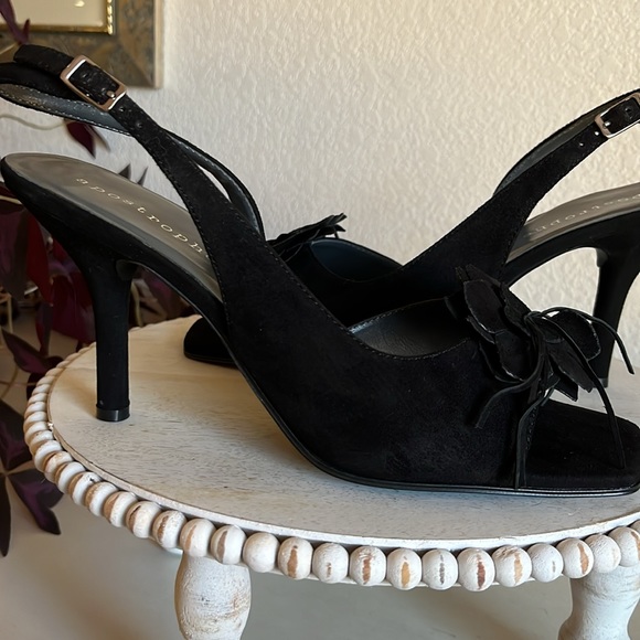 Apostrophe sueded fabric dress heel with flower detail - Picture 7 of 8